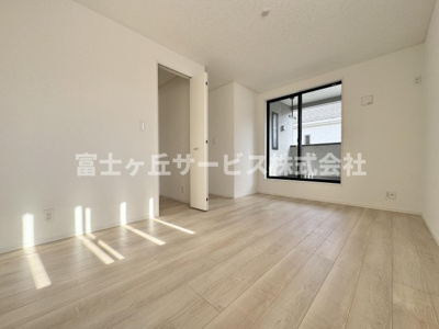 【洋室】 | 島田市金谷東2丁目 9期 新築一戸建て 3号棟 | バルコニーに面した明るい洋室です