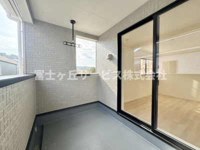 【バルコニー】 | 島田市金谷東2丁目 9期 新築一戸建て 3号棟 | 急な天候の変化にも心強いインナーバルコニー