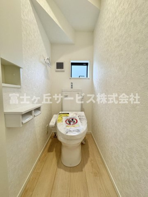 【トイレ】 | 島田市金谷東2丁目 9期 新築一戸建て 3号棟 | 1Fトイレです
2Fにも同タイプのトイレがあります