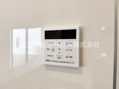 【発電・温水設備】 | 島田市金谷東2丁目 9期 新築一戸建て 3号棟 | リビングからも操作ができて便利です
