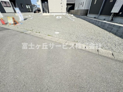 【駐車場】 | 島田市金谷東2丁目 9期 新築一戸建て 3号棟 | 車種により6台駐車可能です