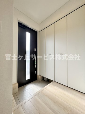【玄関】 | 島田市金谷東2丁目 9期 新築一戸建て 3号棟 | 収納もある玄関です