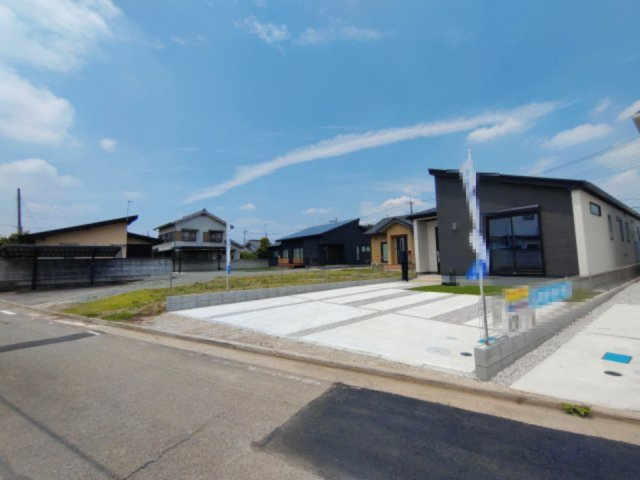 【前面道路含む現地写真】 | グラファーレ高崎市下中居町2期ー③ | 玄関横のシューズインクロークは非常に便利ですね！