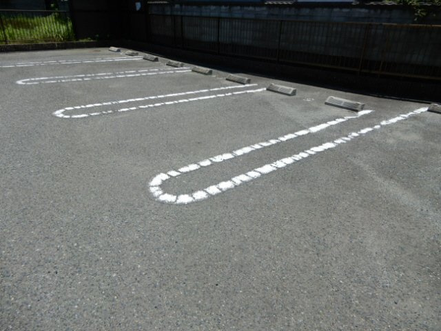 サン・フェルメール壱番館の駐車場