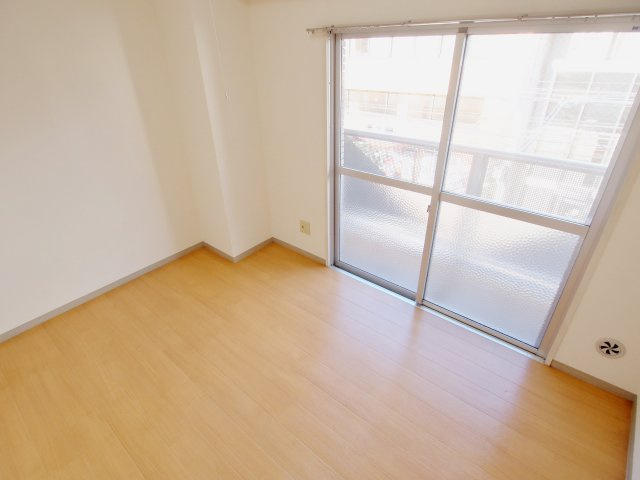 岸保ビルの寝室