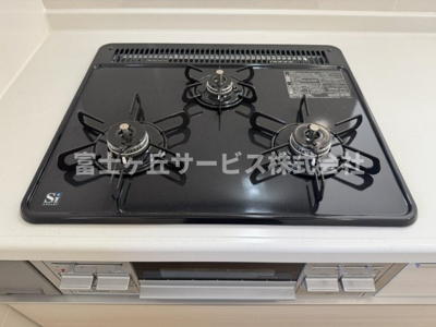 【その他】 | 島田市金谷東2丁目 9期 新築一戸建て 4号棟 | 3口コンロがあります