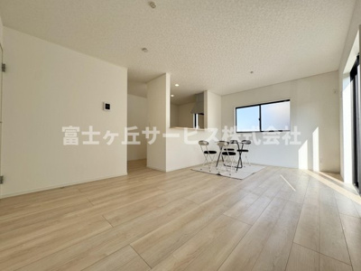 【居間・リビング】 | 島田市金谷東2丁目 9期 新築一戸建て 4号棟 | リビングダイニングです