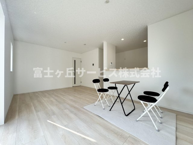 【居間・リビング】 | 島田市金谷東2丁目 9期 新築一戸建て 4号棟 | リビングです