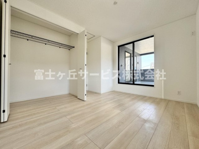 【洋室】 | 島田市金谷東2丁目 9期 新築一戸建て 4号棟 | バルコニーに面した明るい洋室です
