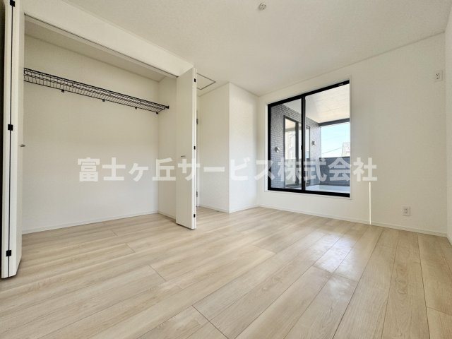 【洋室】 | 島田市金谷東2丁目 9期 新築一戸建て 4号棟 | バルコニーに面した明るい洋室です