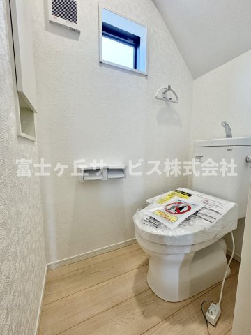 【トイレ】 | 島田市金谷東2丁目 9期 新築一戸建て 4号棟 | 1Fトイレです
2Fにも同タイプのトイレがあります