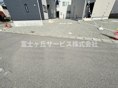 【駐車場】 | 島田市金谷東2丁目 9期 新築一戸建て 4号棟 | 車種により6台駐車可能です