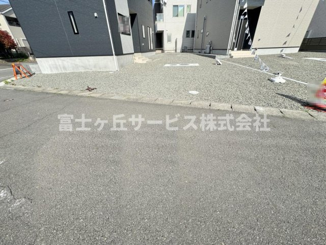 【駐車場】 | 島田市金谷東2丁目 9期 新築一戸建て 4号棟 | 車種により6台駐車可能です