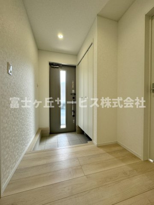 【玄関】 | 島田市金谷東2丁目 9期 新築一戸建て 4号棟 | 収納もある玄関です
