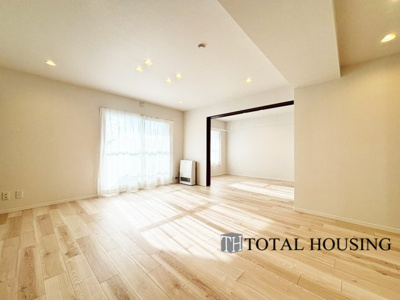 【居間・リビング】 | ロピア琴似西 | LDKと洋室の間の扉を開けることで、開放感あふれる空間に！
どちらの居室にも大きな窓がある為、リビング全体が明るい陽光に包まれます。