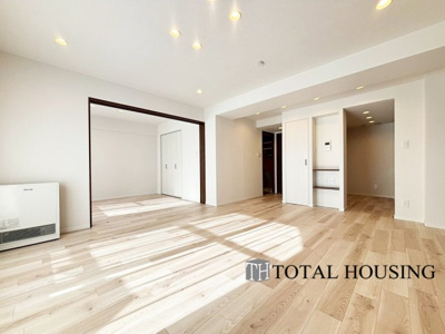 【居間・リビング】 | ロピア琴似西 | 室内にいても、たっぷりの陽光と爽やかな風を感じて頂ける、開放感あふれるリビングです。
ご家族と穏やかに過ごす、心地の良い時間が流れます。