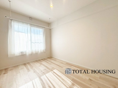 【洋室】 | ロピア琴似西 | 洋室　約6.0帖
お陽さまの光とさわやかな風をたっぷりとりこめます。室内はいつも明るい印象なので気持ちの良い朝を迎えられます。毎日の生活も明るくなりそうです。間取りも使いやすくベッドも置けます♪