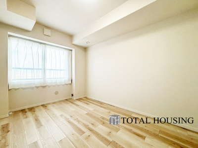 【洋室】 | ロピア琴似西 | 洋室　約6.0帖
大きな窓からたっぷりの日差しが降り注ぐ明るい室内です。気持ちの良い朝日を受けて、目覚めの良い健康的な朝を迎えられそうです。