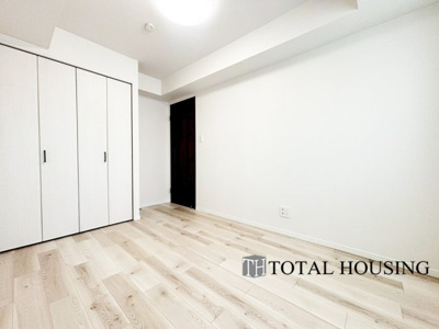 【洋室】 | ロピア琴似西 | 洋室　約6.0帖
シンプルデザインなことによりご自分お好みのレイアウトがしやすい主寝室。クローゼットが設置されているのでお部屋の整理整頓もすっきり楽々。お部屋をよりゆったりとお使い頂けます。