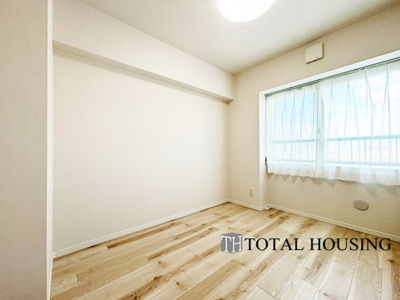 【洋室】 | ロピア琴似西 | 洋室　約5.4帖
穏やかな光が差し込む室内には、穏やかな時間が流れます。休日には、落ち着いた空間で自分の趣味を楽しむのはいかがですか。