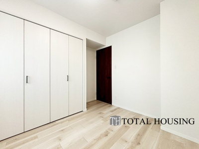 【洋室】 | ロピア琴似西 | 洋室　約5.4帖
充分な広さと収納機能を備えた部屋はお子様の自発性と成長を促します。お子様の成長を支える、勉強や好きなことに没頭する学びの空間にどうぞ。