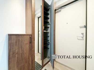 【玄関】 | ロピア琴似西 | 出勤前の身支度チェックに欠かせない姿見を玄関に備え付けました。気持ちの良い一日の始まりは笑顔でスタート！