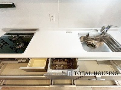 【キッチン】 | ロピア琴似西 | 食器洗乾燥機付きで家族の食器もピカピカ。後片付けもラクラクこなせて、日々の生活には欠かせない便利設備。環境にもママの手にも優しいのがうれしいですね。