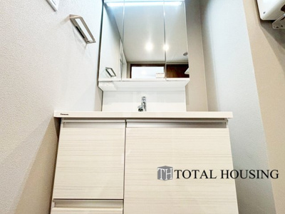 【独立洗面台】 | ロピア琴似西 | 一日の始まりの朝、歯磨きをしたりメイクや髪をセットしたり・・・使いやすさが考えられた3面鏡です♪シャワー付水栓で洗面台でのシャンプーや毎日の掃除に大変便利ですね♪