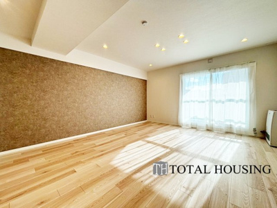 【居間・リビング】 | ロピア琴似西 | ご家族みんなで長い時間を過ごすリビングは一番居心地のいいものであって欲しいですね。開放感のある広々リビングに光と風を呼び込みます。収納も多く快適な住空間を実現します。