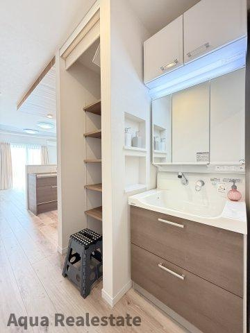 善通寺市原田町　新築戸建ての独立洗面台|独立洗面台、小物を置くことができて便利です