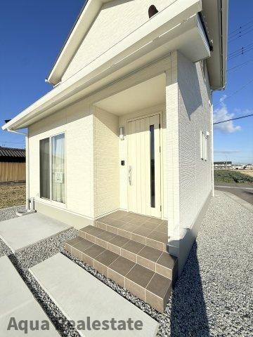 善通寺市原田町　新築戸建ての玄関|落ち着いた玄関です