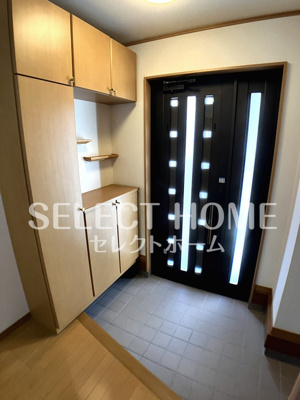 【玄関】 | 池金町字上大入戸建 | 収納もある玄関です