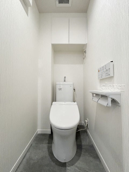 【トイレ】 | 成増ハウス | 温水洗浄便座つき　上部に収納を備えたトイレです。自宅の中でも最もプライベートな空間だからこそ、ほしい「落ち着き」がここにあります。～即日のご見学可能～　お問合せはお気軽にどうぞ。