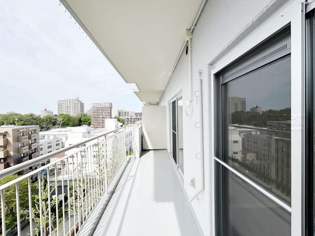 【バルコニー】 | 成増ハウス | バルコニーの様子。ここからの眺めが、日々のストレスを発散してくれることでしょう。ちなみにバルコニーは専有部分ではなく「共用部分」の扱いです。～即日のご見学可能～　お問合せはお気軽にどうぞ。