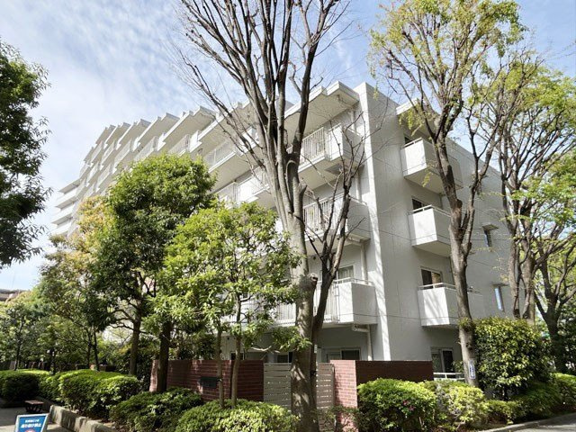 【外観】 | 成増ハウス | 手入れの行き届いた外壁やエントランスなど、「見ればわかる」レベルで清潔感を保ったマンションです。築年数を感じさせない姿で皆様をお出迎えします。～即日のご見学可能～　お問合せはお気軽にどうぞ。