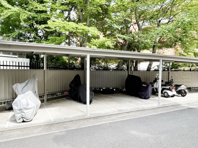 【駐車場】 | 成増ハウス | バイク置き場。空き区画の有無や駐輪料金、サイズおよび排気量規定などについては、改めてお問い合わせください。～即日のご見学可能～　お問合せはお気軽にどうぞ。
