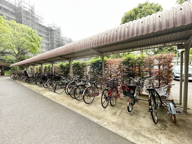 【駐輪場】 | 成増ハウス | 自転車置き場。マンションの共用部にあたります。空きの有無や駐輪料金、各戸の台数制限などについては、改めてお問い合わせください。～即日のご見学可能～　お問合せはお気軽にどうぞ。
