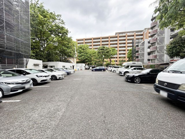 【駐車場】 | 成増ハウス | マンションの駐車場スペース。空きの有無や駐車料金、サイズ規定などについては、改めてお問い合わせください。～即日のご見学可能～　お問合せはお気軽にどうぞ。

