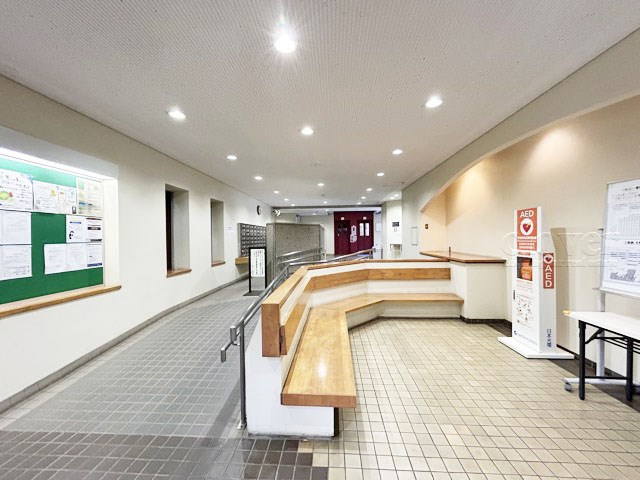 【ロビー】 | 成増ハウス | 広々としたエントランスホール。入口の門をくぐった先にある、開放感と清潔感をあわせもつ空間です。お客様をお出迎えする際の、ロビーの役割も果たします。～即日のご見学可能～　お問合せはお気軽にどうぞ。
