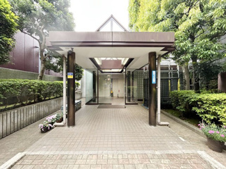 【エントランス】 | マンションの正面エントランス。出入りする人間を癒してくれるマンション入り口であり、その建物の「顔」でもあります。～即日のご見学可能～　お問合せはお気軽にどうぞ。
