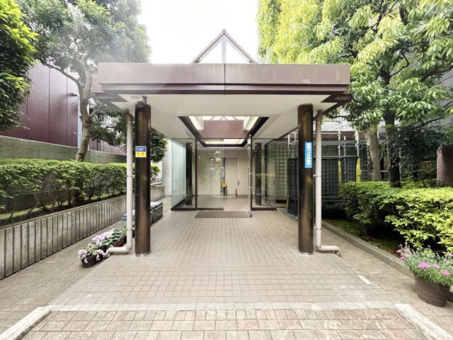 【エントランス】 | 成増ハウス | マンションの正面エントランス。出入りする人間を癒してくれるマンション入り口であり、その建物の「顔」でもあります。～即日のご見学可能～　お問合せはお気軽にどうぞ。

