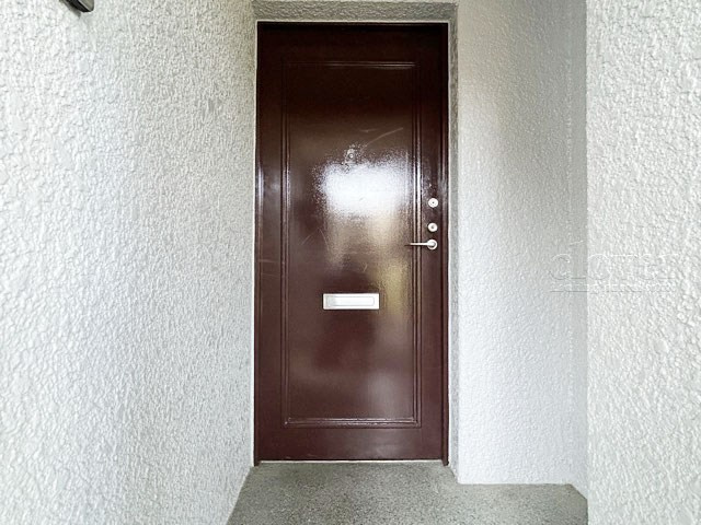 【その他共用部分】 | 成増ハウス | 皆様をお迎えする、お部屋の玄関ドア。開けやすさや開放角度、ドアノブの操作しやすさや鍵の形状などを、現地で一度ご確認ください。～即日のご見学可能～　お問合せはお気軽にどうぞ。