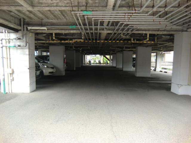 第３コーポヴィラの駐車場|1階屋根付き駐車場