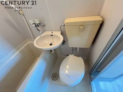 浴室内にトイレがあります☆
