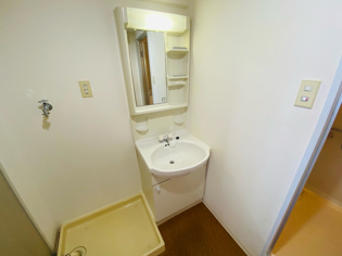 洗面所内に洗濯機置き場あり♪