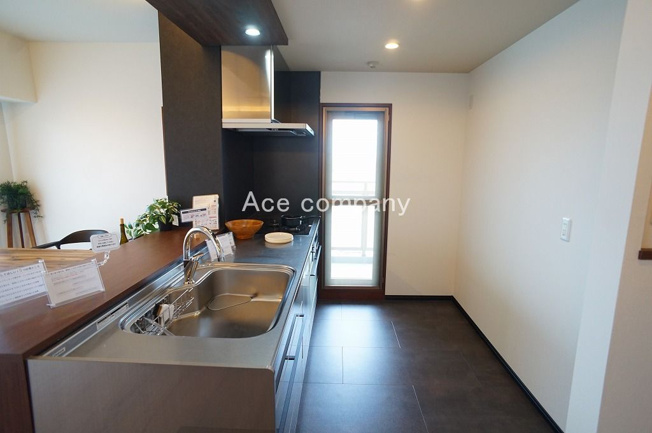 【キッチン】 | レジオン八尾 | キッチンに勝手口付きです☆