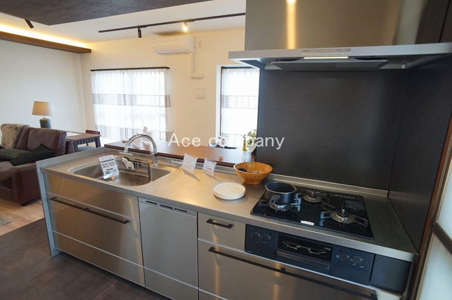 【キッチン】 | レジオン八尾 | 新調☆シルバーカラーのスタイリッシュなシステムキッチン☆食洗機完備☆3口ガスコンロ☆