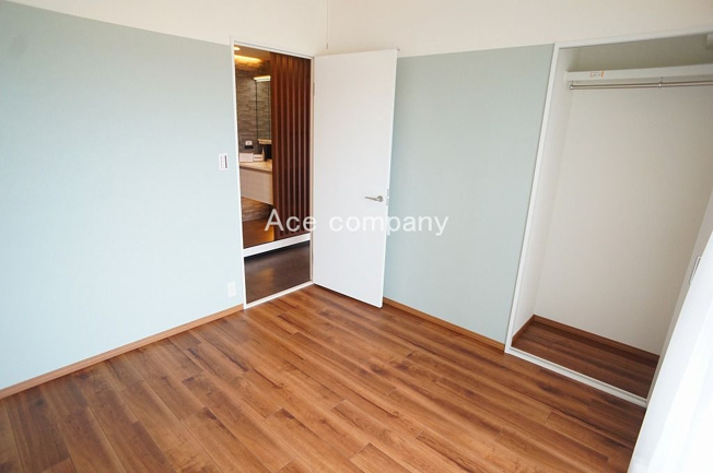 【子供部屋】 | レジオン八尾 | 【中央：洋室5帖】クローゼット完備です♪