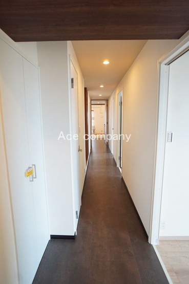 【内装】 | レジオン八尾 | 廊下にも収納（可動棚物入れ）あります♪