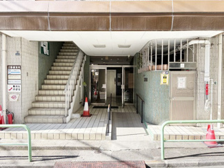 【エントランス】 | お客様を、そして住人を出迎えてくれるマンションのエントランス。ゴミが落ちていないことからも、管理状態の良さや住民の節度の高さが見て取れます。～即日のご見学可能～　お問合せはお気軽にどうぞ。